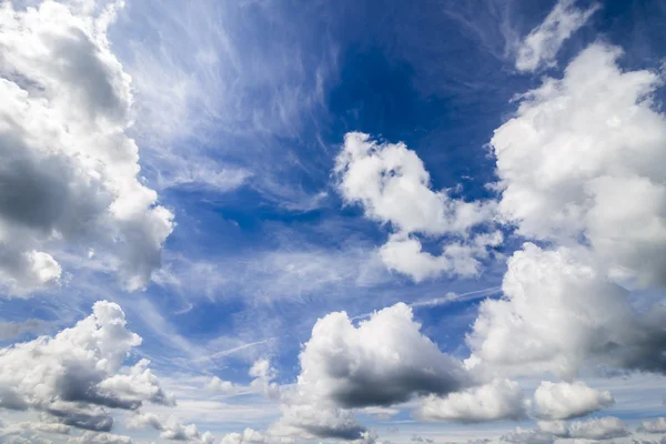 Skyer på blå himmel – stockfoto