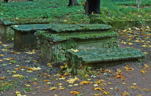 Nagrobki na cmentarzu groby starożytnego. — Zdjęcie stockowe