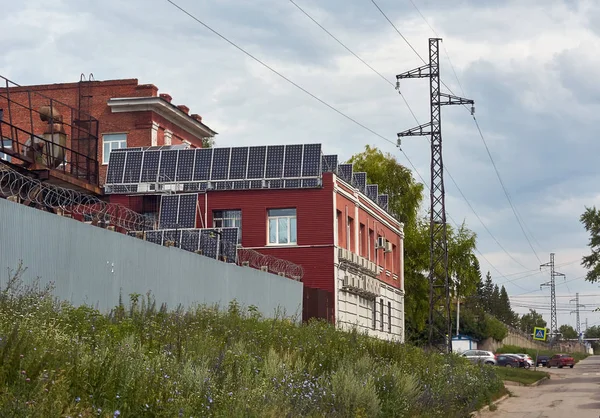 Les panneaux solaires modernes changent les lignes . — Photo