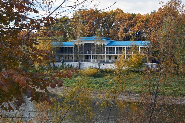 Sonbahar ormandaki yaşlı otel. — Stok fotoğraf