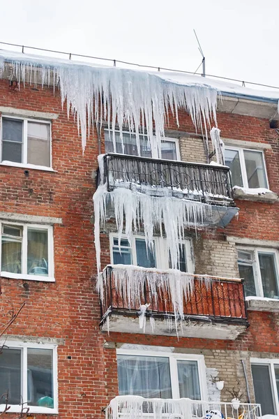 Snow and ice on roofs and balconies are dangerous for people.