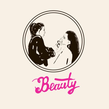 Kadın visagist makyaj sanatçısı müvekkilinin yüzünde boyalar.