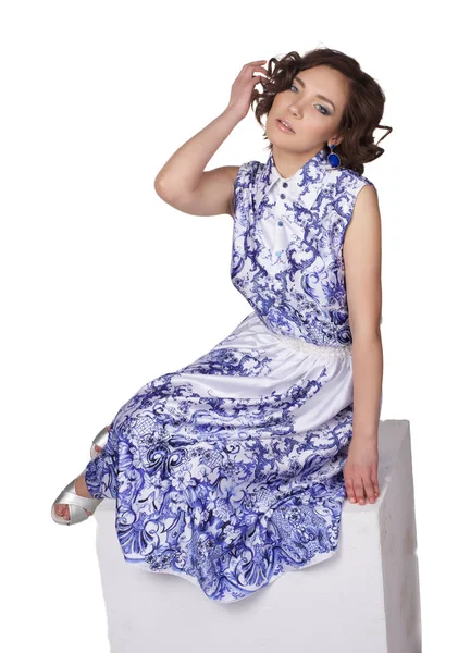 Γυναίκα σε ένα φόρεμα με ένα μοτίβο gzhel που απομονώνονται σε λευκό φόντο — Φωτογραφία Αρχείου