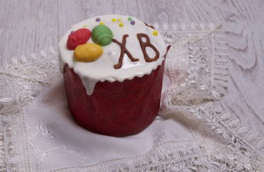 Rustik tarzı Kulich, Rus tatlı Paskalya ekmek şeker sır ile tepesinde.