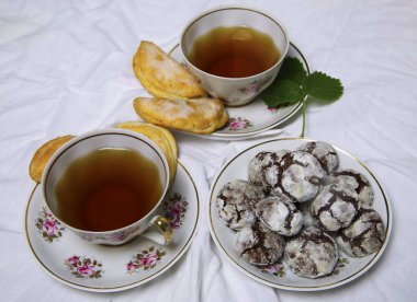  ev yapımı çikolata kahvaltı çerezleri ve bahar çiçekleri. Ev yapımı bisküvi. Şekerli tatlı pasta.