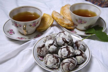 ev yapımı çikolata kahvaltı çerezleri ve bahar çiçekleri. Ev yapımı bisküvi. Şekerli tatlı pasta.
