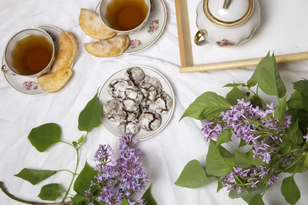 Galletas caseras de chocolate y flores de primavera. Galleta casera. Pastelería de postre dulce . — Foto de Stock