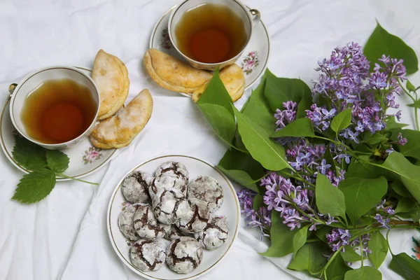 Homemade chocolate breakfast  cookies  and spring flowers. Homemade biscuit. Sweet dessert pastry. — Stock Photo, Image