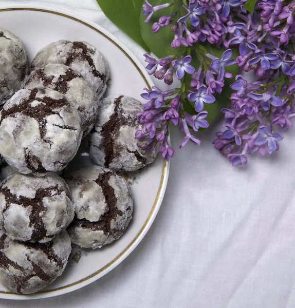 Homemade chocolate breakfast  cookies  and spring flowers. Homemade biscuit. Sweet dessert pastry. — Stock Photo, Image