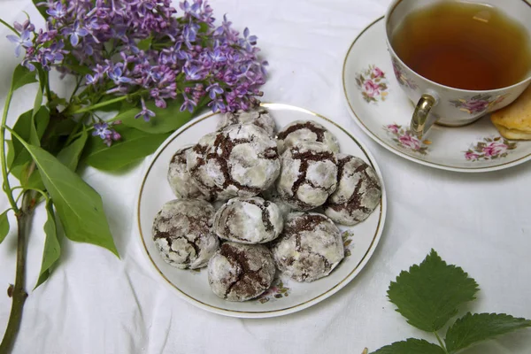 Galletas caseras de chocolate y flores de primavera. Galleta casera. Pastelería de postre dulce . — Foto de Stock