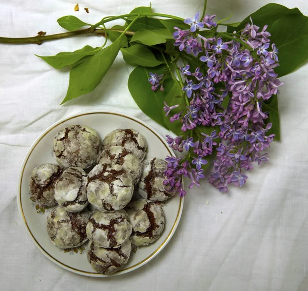 Homemade chocolate breakfast  cookies  and spring flowers. Homemade biscuit. Sweet dessert pastry. — Stock Photo, Image
