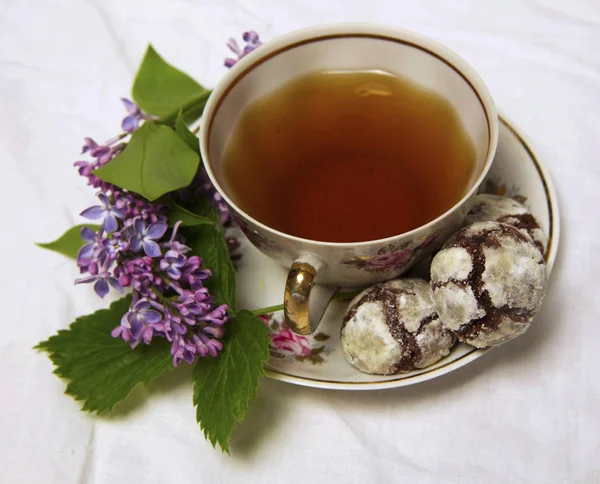 Homemade chocolate breakfast  cookies  and spring flowers. Homemade biscuit. Sweet dessert pastry. — Stock Photo, Image