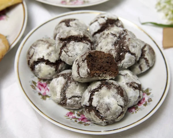 Homemade chocolate breakfast  cookies  and spring flowers. Homemade biscuit. Sweet dessert pastry. — Stock Photo, Image