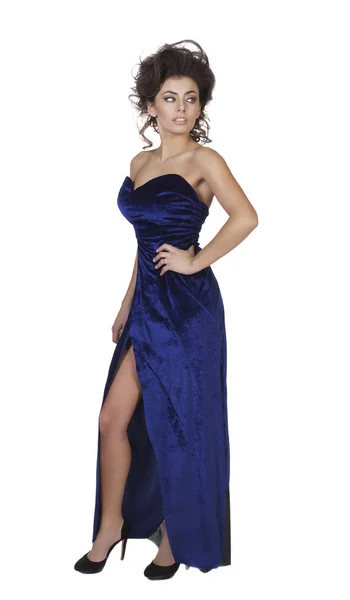 白い背景で分離された青のイブニング ドレスの黒髪美人 — ストック写真