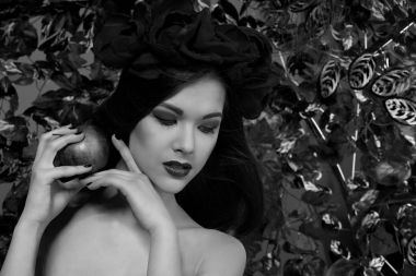 elma ile kafasına güzel kızla