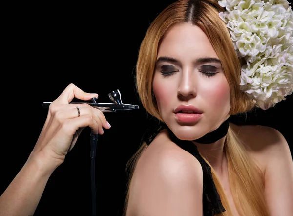 Portret van een mooie jonge blonde vrouw op een donker met airbrush make-up — Stockfoto