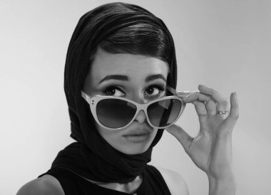 retro tarzı güzel bir genç kadın