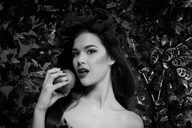 elma ile kafasına güzel kızla