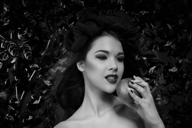 elma ile kafasına güzel kızla