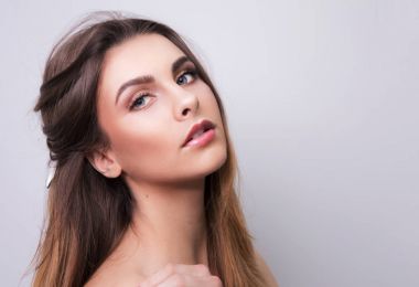 Bir kız modeli moda portre. Moda, glamour makyaj. 