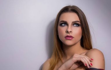 Bir kız modeli moda portre. Moda, dumanlı gözler makyaj.