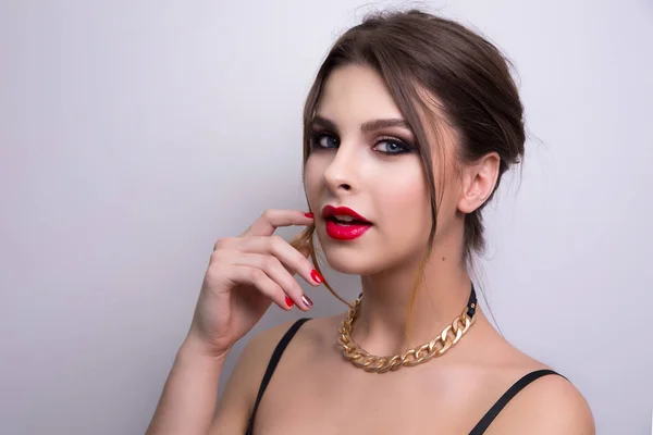 Ritratto alla moda di un modello di ragazza. Moda, accessori, trucco serale . — Foto Stock