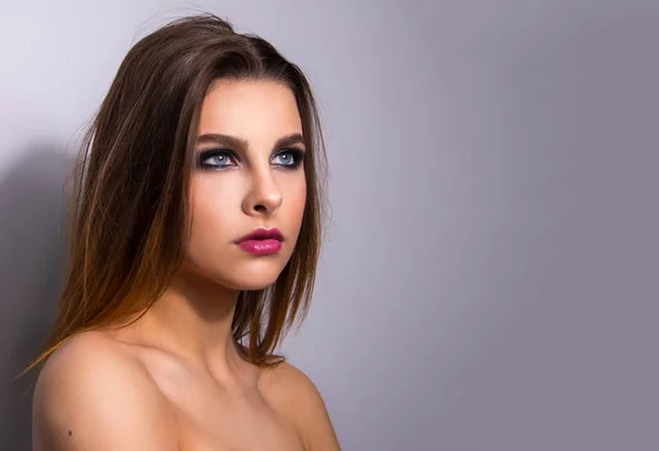 Portrait à la mode d'un mannequin fille. Mode, maquillage des yeux fumé . — Photo