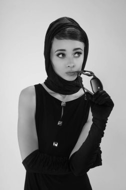 retro tarzı güzel bir genç kadın
