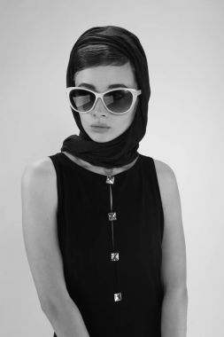 retro tarzı güzel bir genç kadın