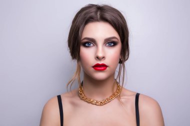 Bir kız modeli moda portre. Moda, Aksesuar, makyaj akşam. 