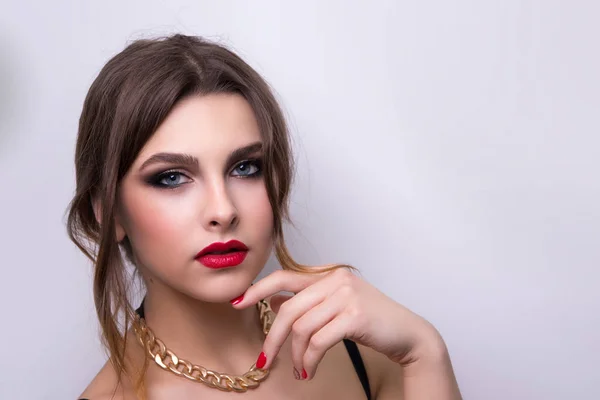 Modieuze portret van een meisje-model. Mode, accessoires, avond make-up. — Stockfoto