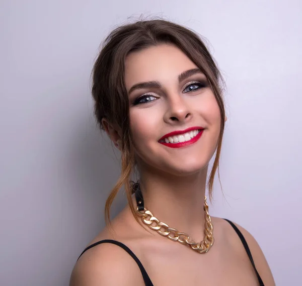 Portret la modă al unui model de fată. Moda, accesorii, machiaj de seara . — Fotografie, imagine de stoc