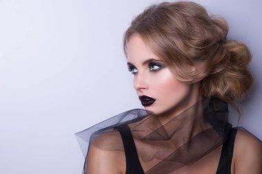 Güzellik moda Model kadın, portre, siyah dudak bayanla. 