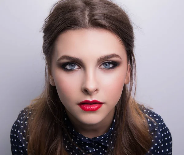 붉은 입술으로 여자 모델의 유행 초상화. — 스톡 사진
