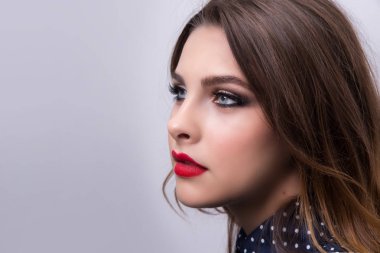 Kırmızı dudaklar ile bir kız modelinin moda portre. 