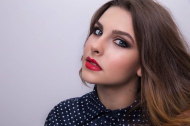 Kırmızı dudaklar ile bir kız modelinin moda portre. 