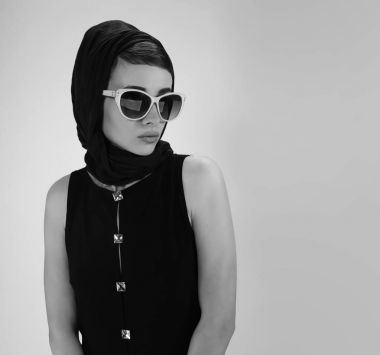 retro tarzı güzel bir genç kadın