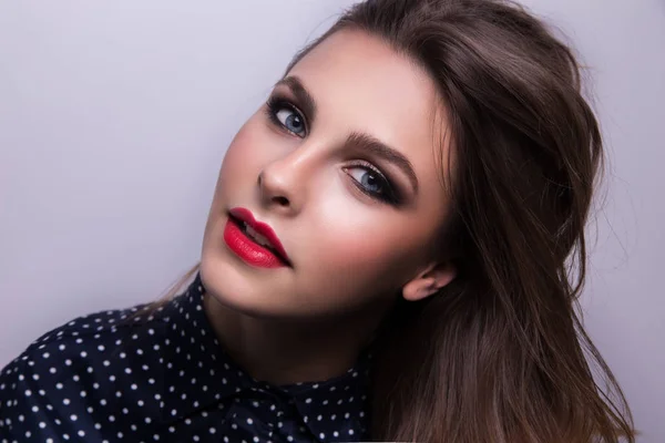 Fashionabla porträtt av en flicka modell med röda läppar. — Stockfoto