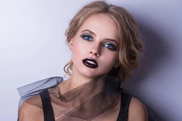 Schoonheid Fashion Model Woman, portret, dame met zwarte lippen. — Stockfoto