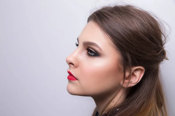 Portrait à la mode d'un mannequin fille aux lèvres rouges . — Photo