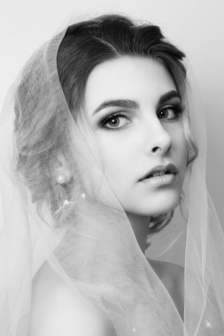 Güzel genç kadın gelin düğün saç modeli ile. 