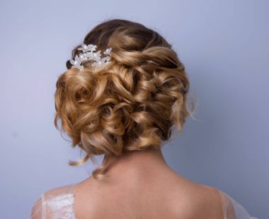 güzel kadın Gelin Tacı başına parlak arka plan, kopya alanı üzerinde ile.