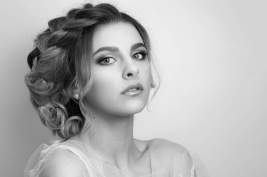 Güzel genç kadın gelin düğün saç modeli ile. 