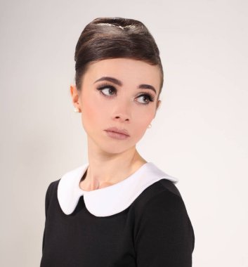 retro tarzı güzel bir genç kadın