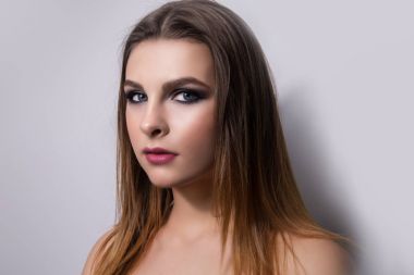 Bir kız modeli moda portre. Moda, dumanlı gözler makyaj.