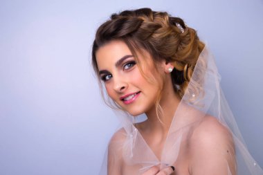 güzel kadın Gelin Tacı başına parlak arka plan, kopya alanı üzerinde ile.