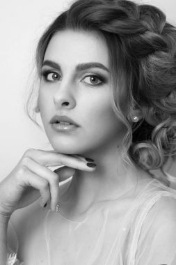 Güzel genç kadın gelin düğün saç modeli ile. 