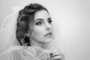 Güzel genç kadın gelin düğün saç modeli ile. 