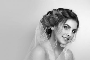 Güzel genç kadın gelin düğün saç modeli ile. 