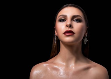 Bir kız modeli moda portre. Moda, Aksesuar, akşam ıslak efekt makyaj. 